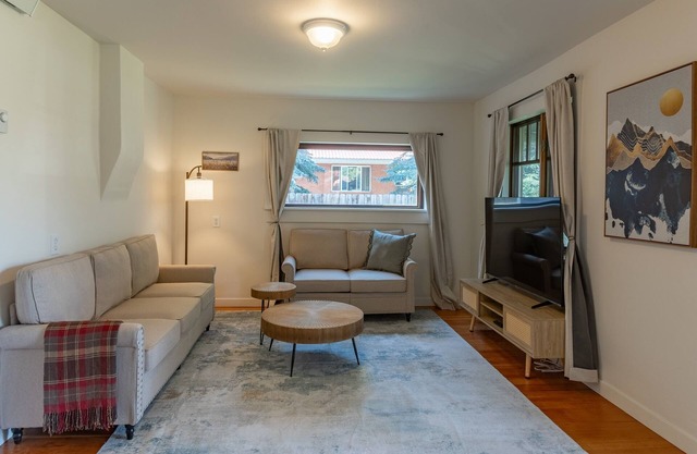 New Listing! Blue Cabin ⁓ Downtown ⁓ Cozy Getaway 🏞️Yellowstone 🚠Jackson Hole