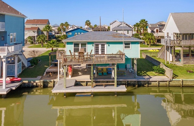 New Listing! Canal Home Cozy and Clean