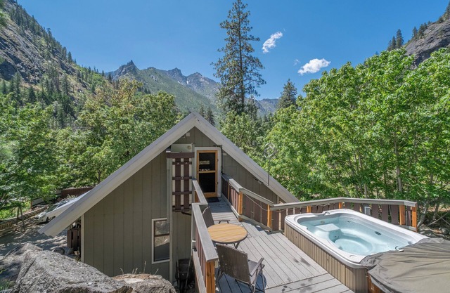 New Listing- Close to Hiking, Hot Tub, Views, WIFI