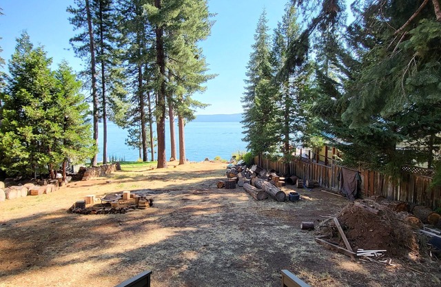 *New Listing* - Lakefront - 3 bedroom, 1 bath plus bonus room with queen bed