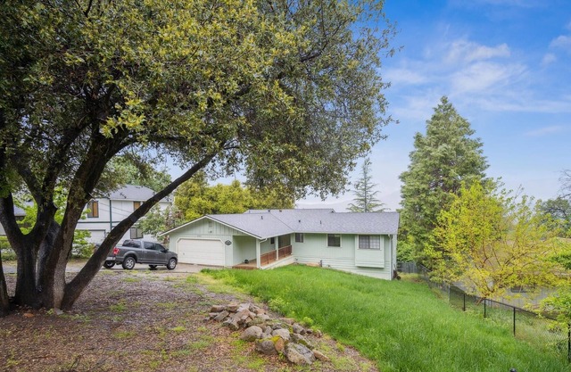 NEW LISTING! Cozy and Comfortable Yosemite Portal by RedAwning
