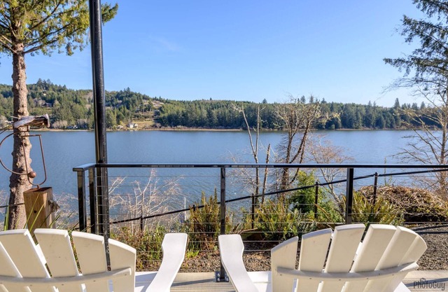 New Listing Fabulous Lakefront Home on Siltcoos Lake, Private Dock, Hot Tub, Kayaks, BBQ