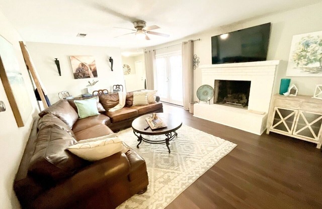 New Listing in the heart of Fort Worth - Sleeps 8 and professionally decorated!!