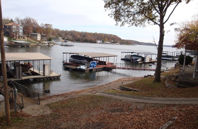 NEW LISTING Lake view cabin, close to Captain Ron's Resort, Lake of the Ozarks