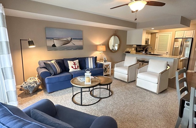 NEW LISTING *Lakefront* Sleeps 6* Pool*