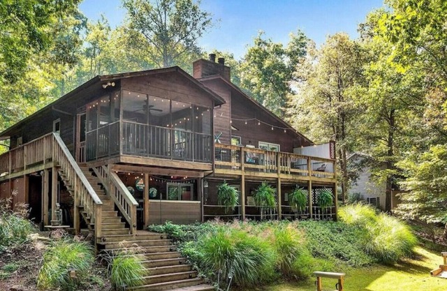 New Listing Lakefront w/ Hot Tub, Kayaks and More!