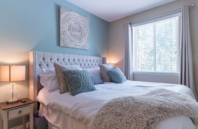 NEW LISTING! Luxury Modern Suite, Kingbed, Fast Wifi by RedAwning