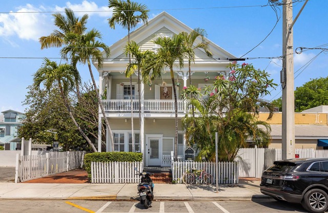 NEW listing!! Luxurious Island Pearl, 2 Bed/2 Bath Home near Duval - Pool