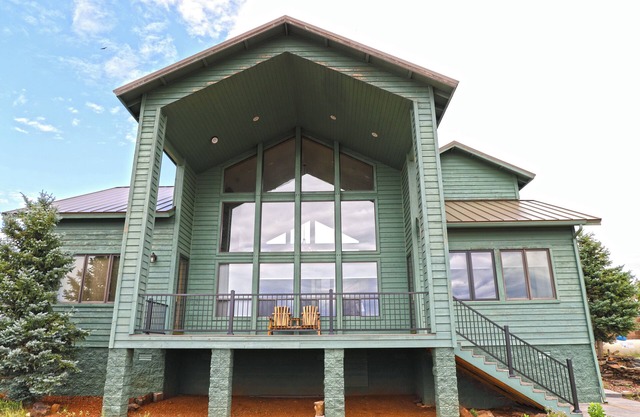 New Listing!! Luxury cliff-side retreat. Isolated & Serene with EPIC views.
