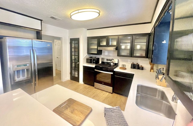 NEW LISTING Mid-Century Modern, The Oliver Retreat, in Aggieland - Sleeps 10
