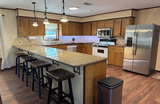 New Listing! Negreet Retreat #2WaterfrontMidlake Toledo Bend Sleeps 12. Hot Tub