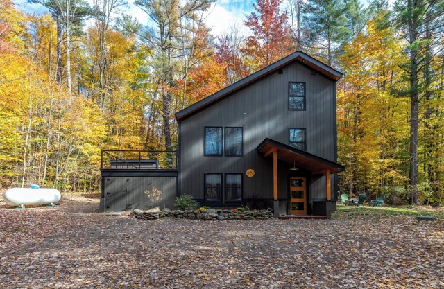 New Listing!! Newly Renovated Vermont Chic home in Stowe Hollow 2 Mins to Town