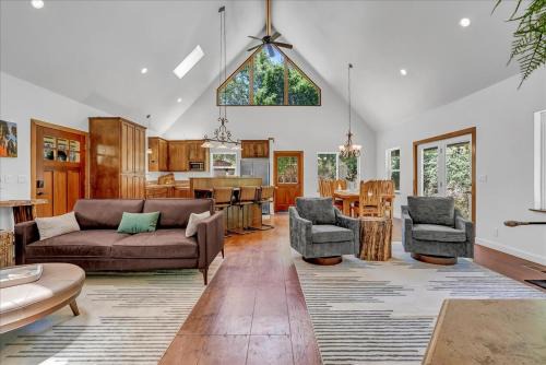 New Listing! North Fork Hideaway Sleeps 14!