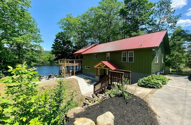 NEW LISTING - ON THE LAKE! Charming Chic Home.nSleeps 15, Pet-friendly!