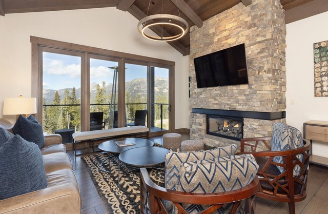 New listing! Ski access, breathtaking views, modern design!