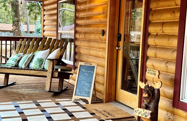 NEW LISTING! Ski, Play, Stay @ The Lodge is loaded! Hot tub, BBQ, sleeps 10