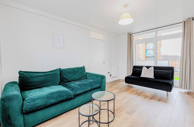 New Listing! Spacious 2BR, North London 2 minutes to Tube Station