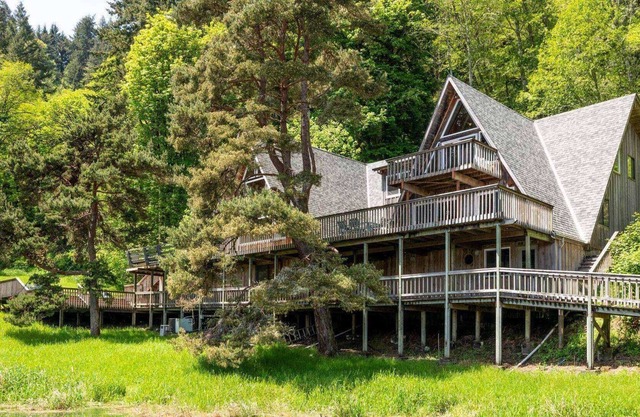 *New Listing* Spacious Lakefront Chalet W/ Dock, Gas Grill, Pet Friendly **Boat Access Only**