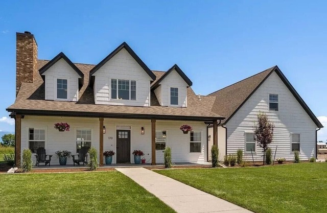 New Listing! Spacious Manhattan home great for groups! Near Belgrade & Bozeman.
