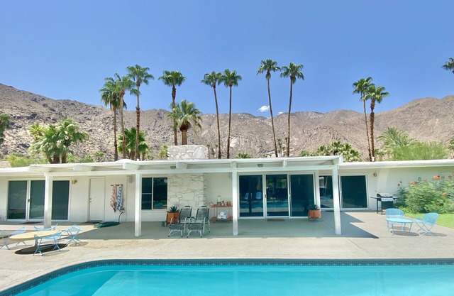 New Listing! Stunning Mountain Views and Easy Walk to Downtown