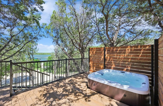 New listing! *Sunshine Retreat: lakeview, fire pit, community pool