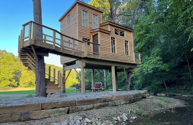 -New Listing- The Royal Roost Treehouse at Owl Hollow is a unique treehouse.