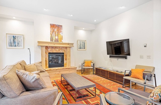 New Listing! Townhouse in the Town Center with Private Hot Tub! 5 Minutes to the Skyline Bus Stop!