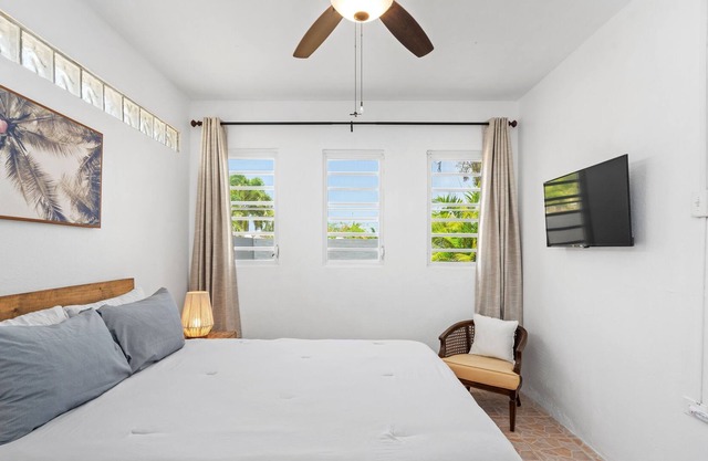 NEW LISTING! Walk to Cerro Gordo Beach, 3b House with yard by RedAwning