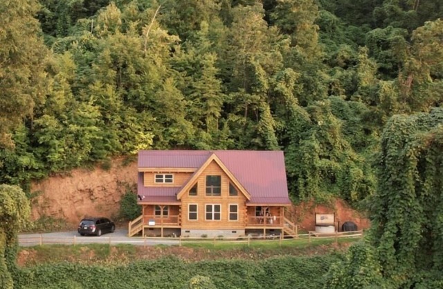 New log cabin, Smoking views of the Smoky Mountains!