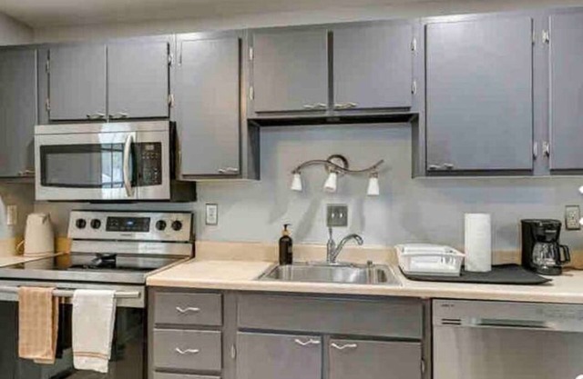New Louisville house -10m from Downtown, Large Family-sized house