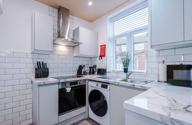 New! Lovely 4 Bed Home with Parking and Garden