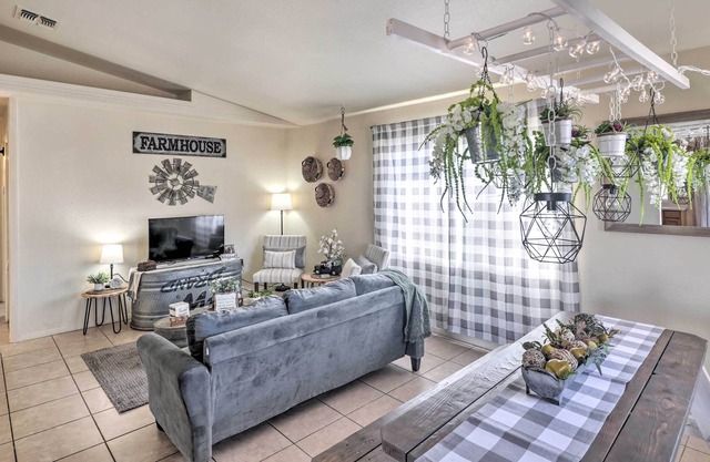 NEW! Lovely Kingman Cottage < 7 Mi to Trailheads!