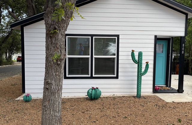 New Lovely Lockhart Home with a Lawn