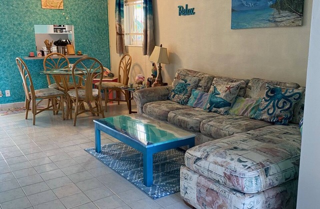 Wunderschönes, tropisches 2 BR / 2-Vollbad-Dock mit Blick auf das Wasser Verfügbar Lucaya / Freeport