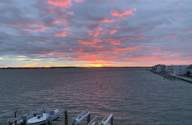 Spectacular! Linens and parking included. Short walk to Beach and Boards!