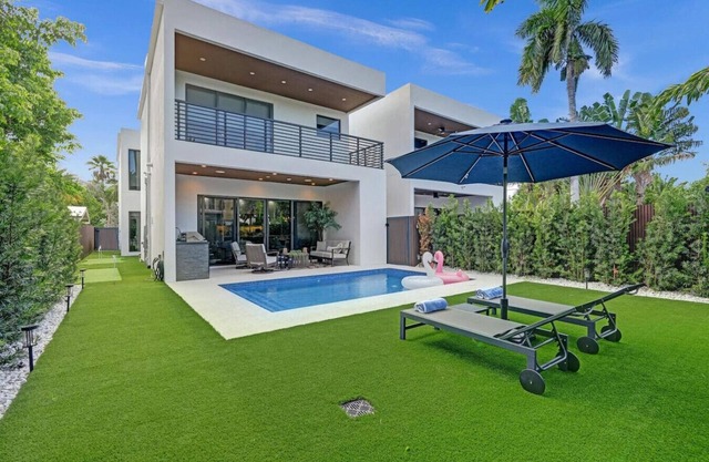 New Luxe Contemporary Home 4BR-4BA with Heated Pool, Mini Golf, Pool table