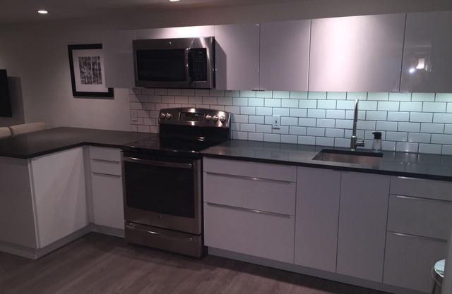 NEW luxe moderne Suite in Heritage Home
