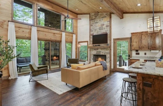 New Luxe Treetop Cabin Hot tub Near DT