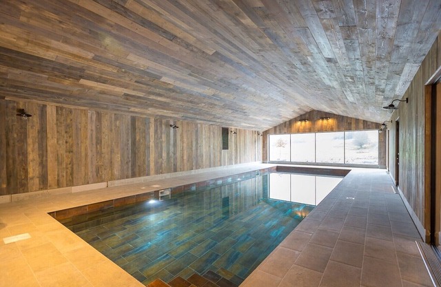 NEW LUXORY BARNS WITH INDOOR SWIMMING POOL ,2 barns with 4 beds