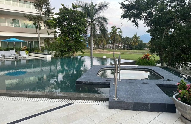 New Luxurious 2-Bed Condo Sleeps 4, 8 minute walk to the Marina
