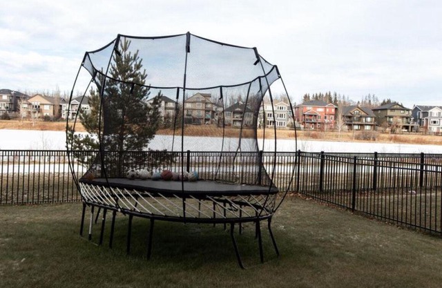 NEW Luxurious Lakefront 5 bdrm 4 bath house in St. Albert hot tub, fireplaces!!!