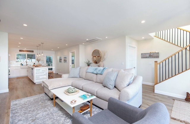 New Luxurious Ocean Beach Home /private backyard!