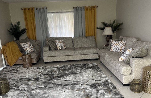 NEW! LUXURIOUS!! Overnight stay for you! TOWNHOUSE!!WITH LAKE VIEW!! 1bed 1bath