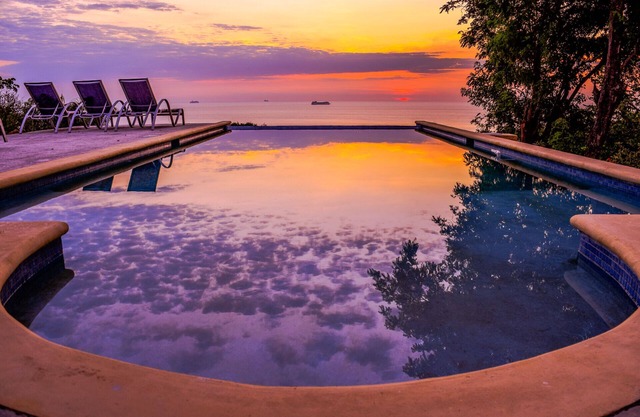 Neue luxuriöse SeaScape-Eigentumswohnungen mit 1 bis 2 Schlafzimmern in West Roatan mit Pool- und Meerblick