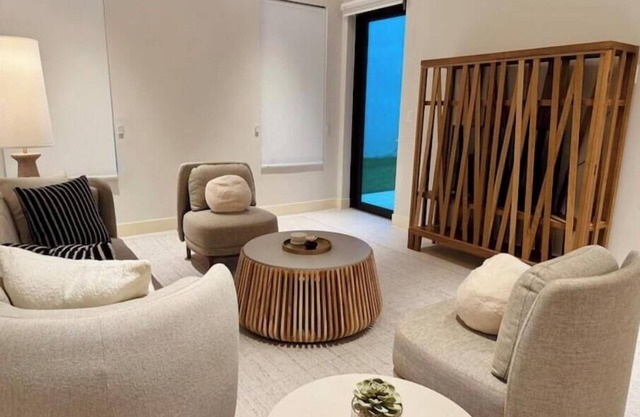 New Luxury 1bd - Gated - Pool Beach and Gym access - Quiet and Family Friendly