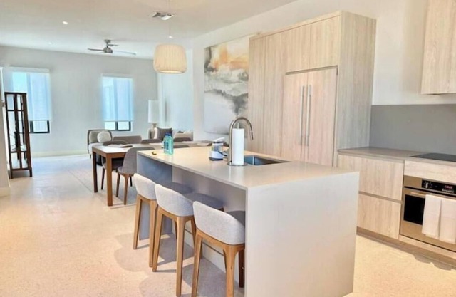 New luxury 1bd - Gated - Pool, Beach and Gym access - Quiet and Relaxing