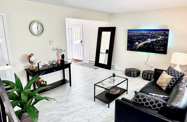 NEW Luxury 2 bedroom Near Airport and I-87 highway