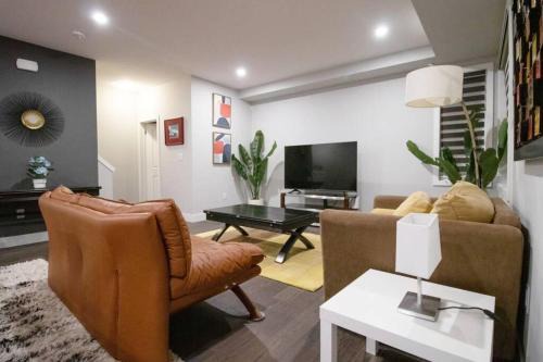 New! Luxury! 3 Bdrm / 3Bed/2.5 Bath North London