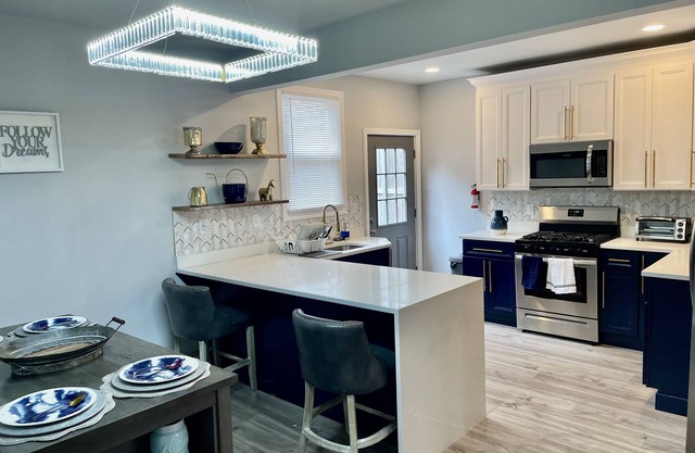 New Luxury 3 Bedroom Private House & Backyard