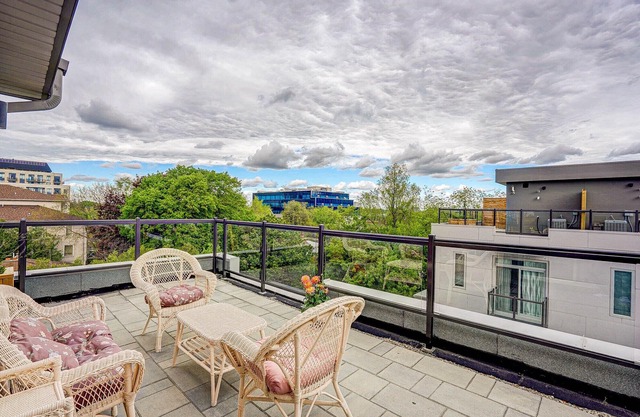 New Luxury 4 BR Townhome with Roof Terrace in Bayview Village